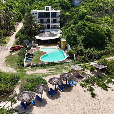 Manta Raya Hotel - Right On The Beach Cuatunalco 외부 사진
