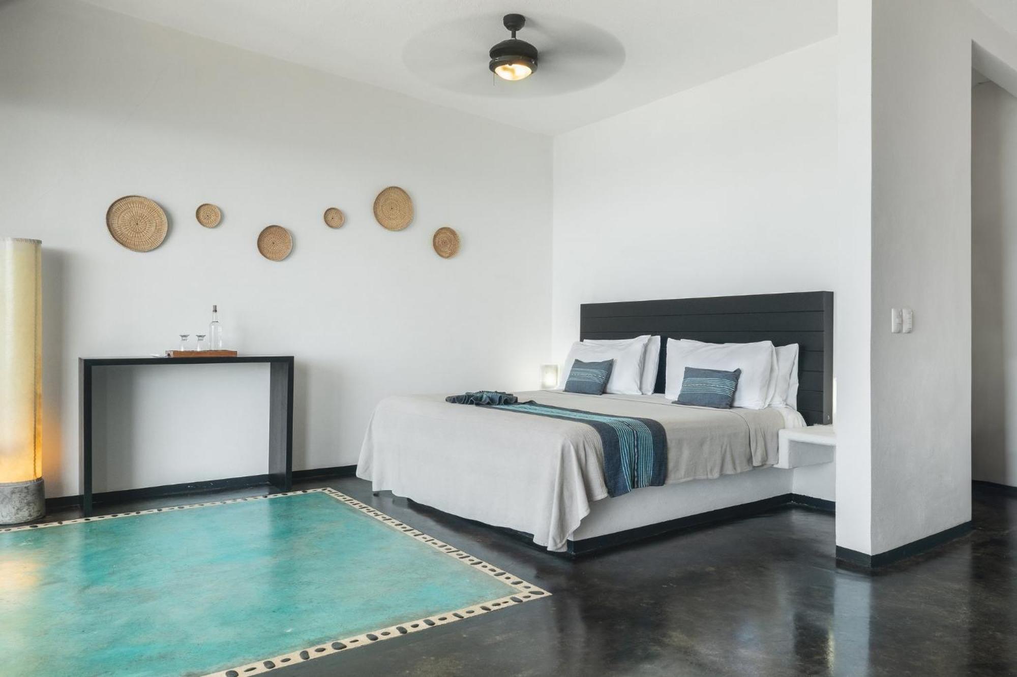 Manta Raya Hotel - Right On The Beach Cuatunalco 외부 사진