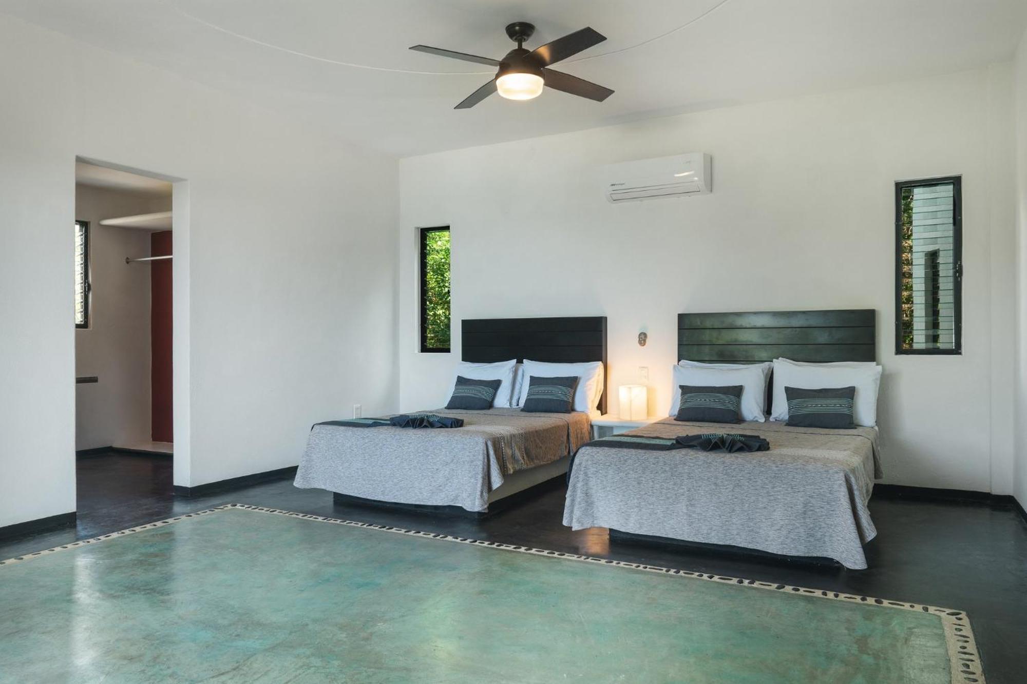 Manta Raya Hotel - Right On The Beach Cuatunalco 외부 사진