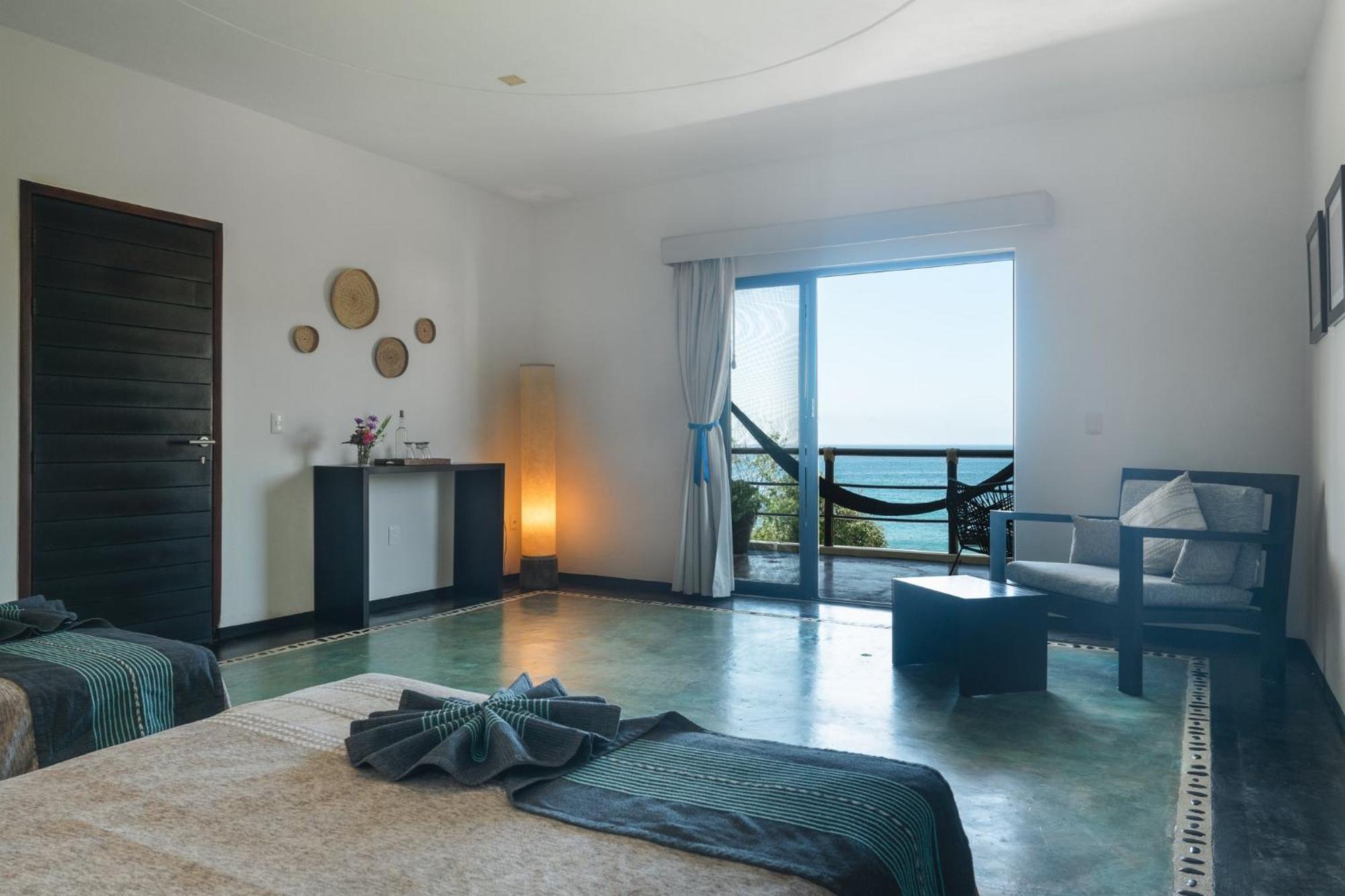 Manta Raya Hotel - Right On The Beach Cuatunalco 외부 사진
