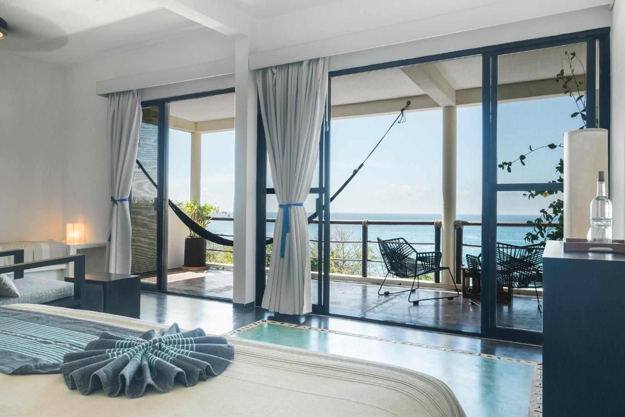 Manta Raya Hotel - Right On The Beach Cuatunalco 외부 사진