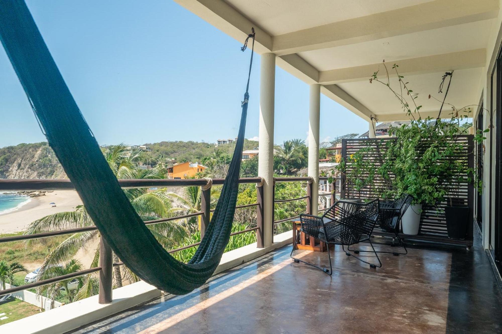 Manta Raya Hotel - Right On The Beach Cuatunalco 외부 사진