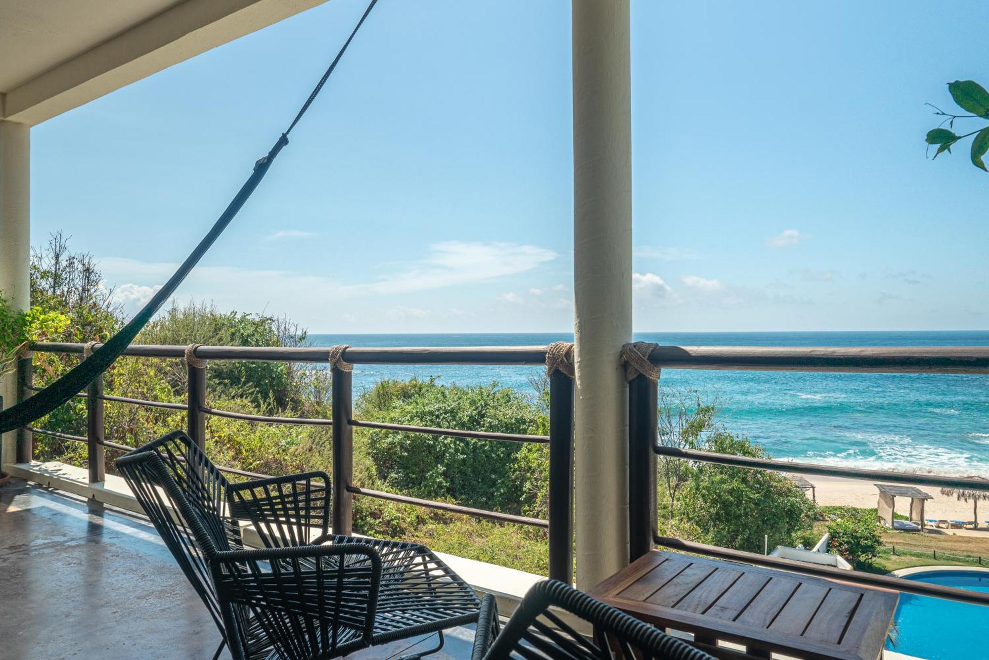 Manta Raya Hotel - Right On The Beach Cuatunalco 외부 사진