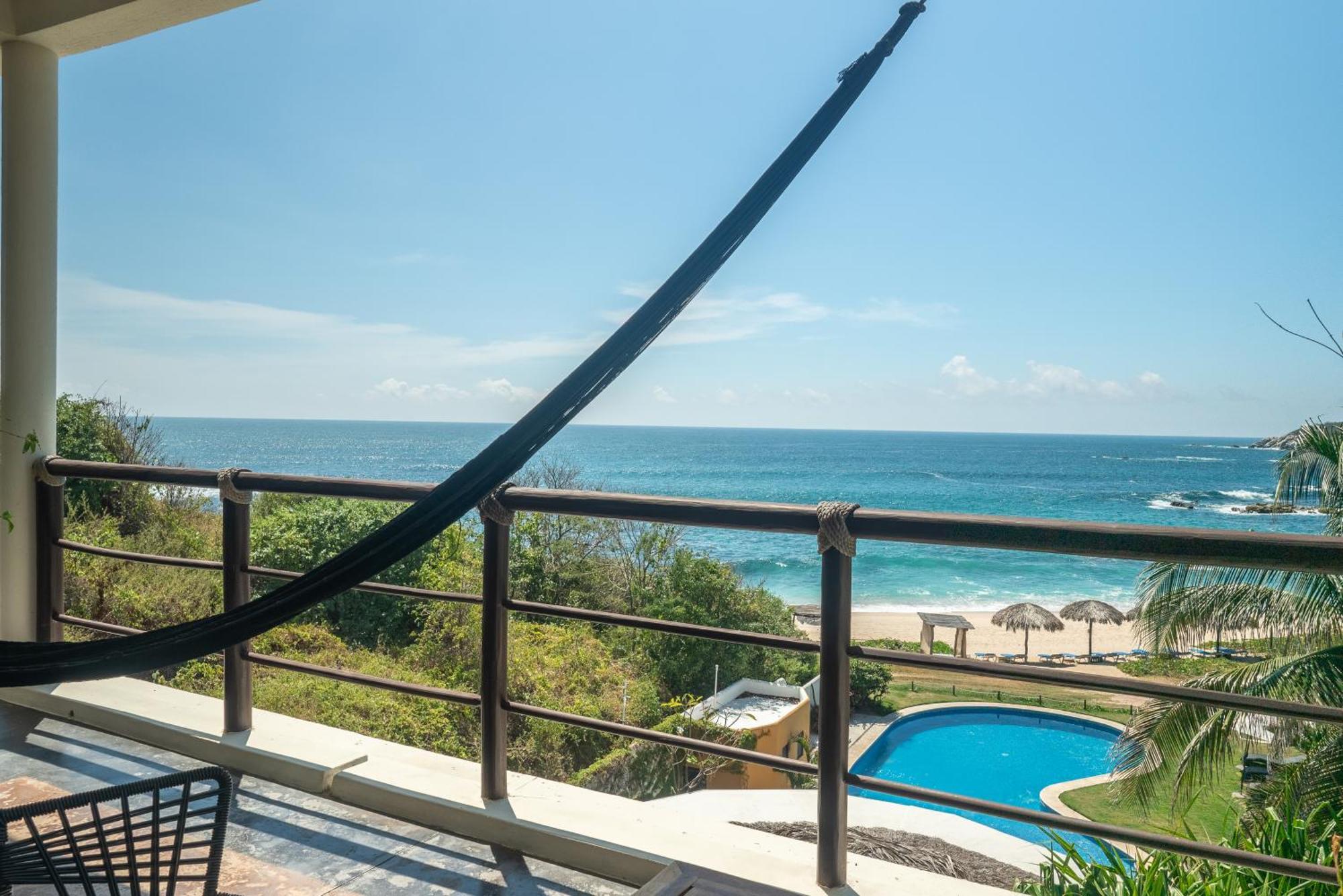 Manta Raya Hotel - Right On The Beach Cuatunalco 외부 사진