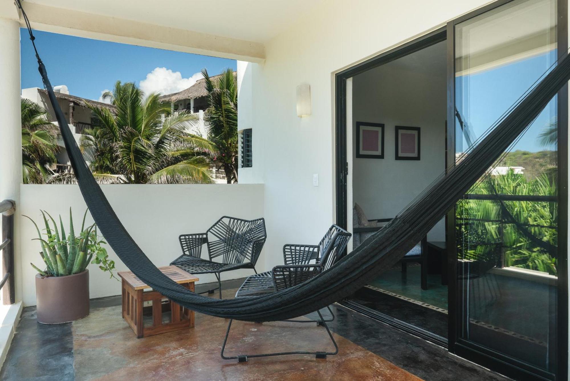 Manta Raya Hotel - Right On The Beach Cuatunalco 외부 사진