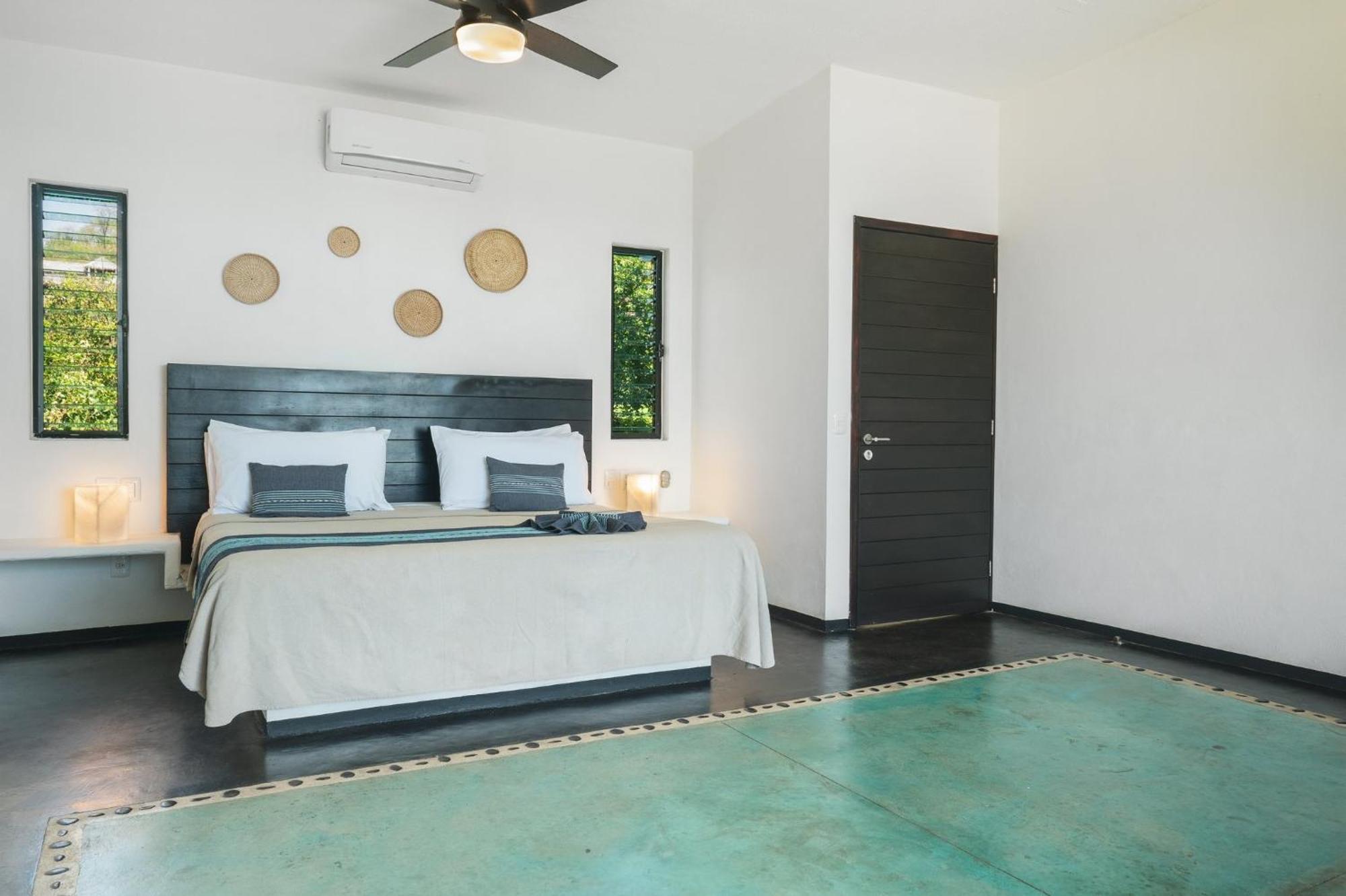 Manta Raya Hotel - Right On The Beach Cuatunalco 외부 사진