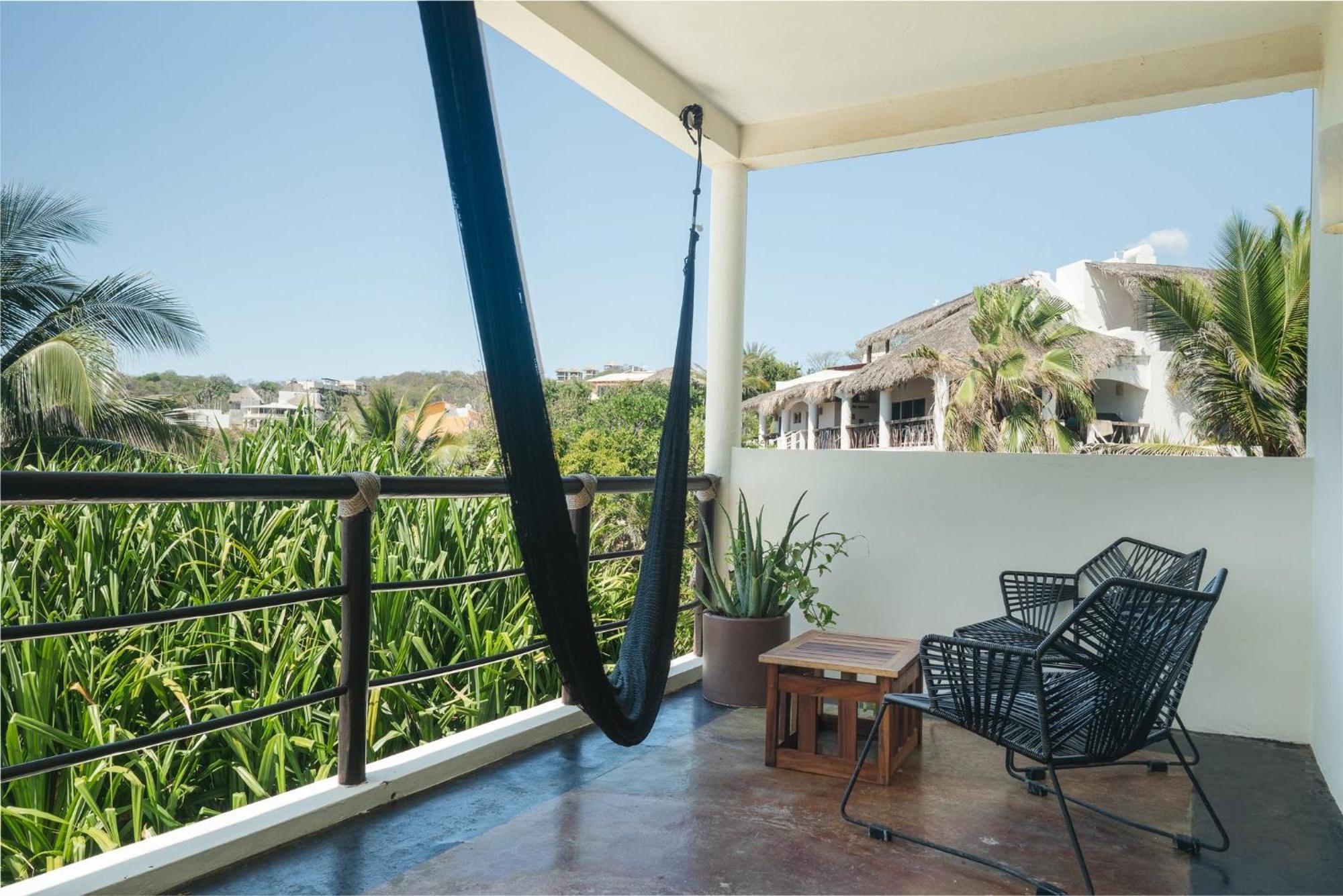 Manta Raya Hotel - Right On The Beach Cuatunalco 외부 사진