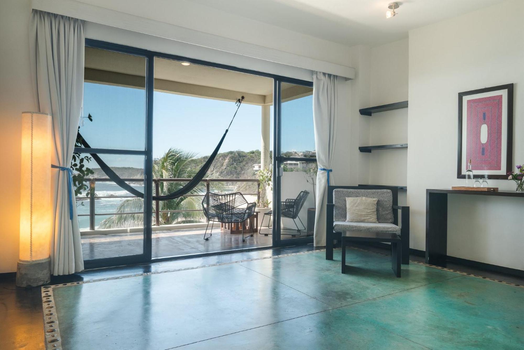 Manta Raya Hotel - Right On The Beach Cuatunalco 외부 사진
