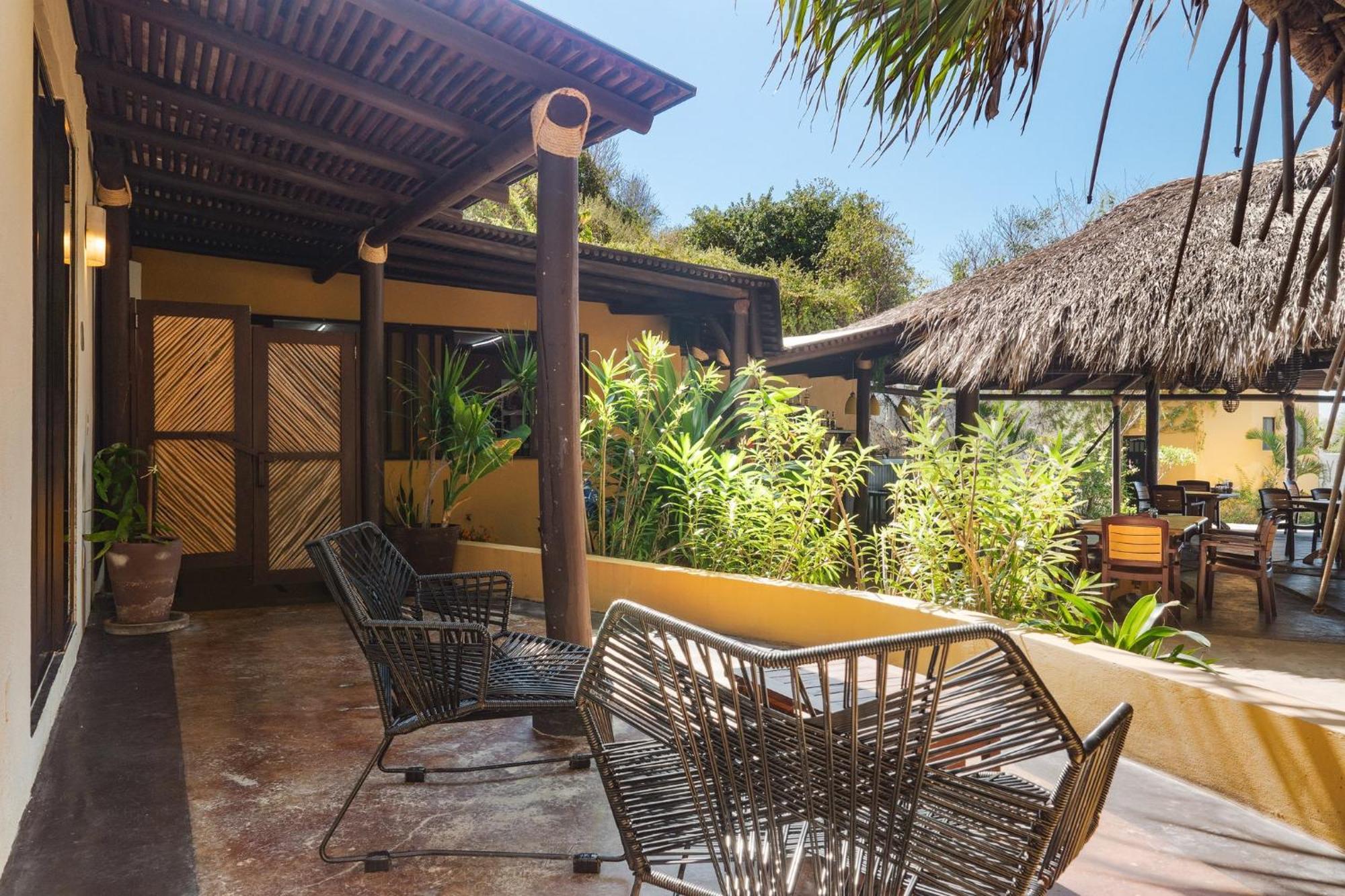 Manta Raya Hotel - Right On The Beach Cuatunalco 외부 사진