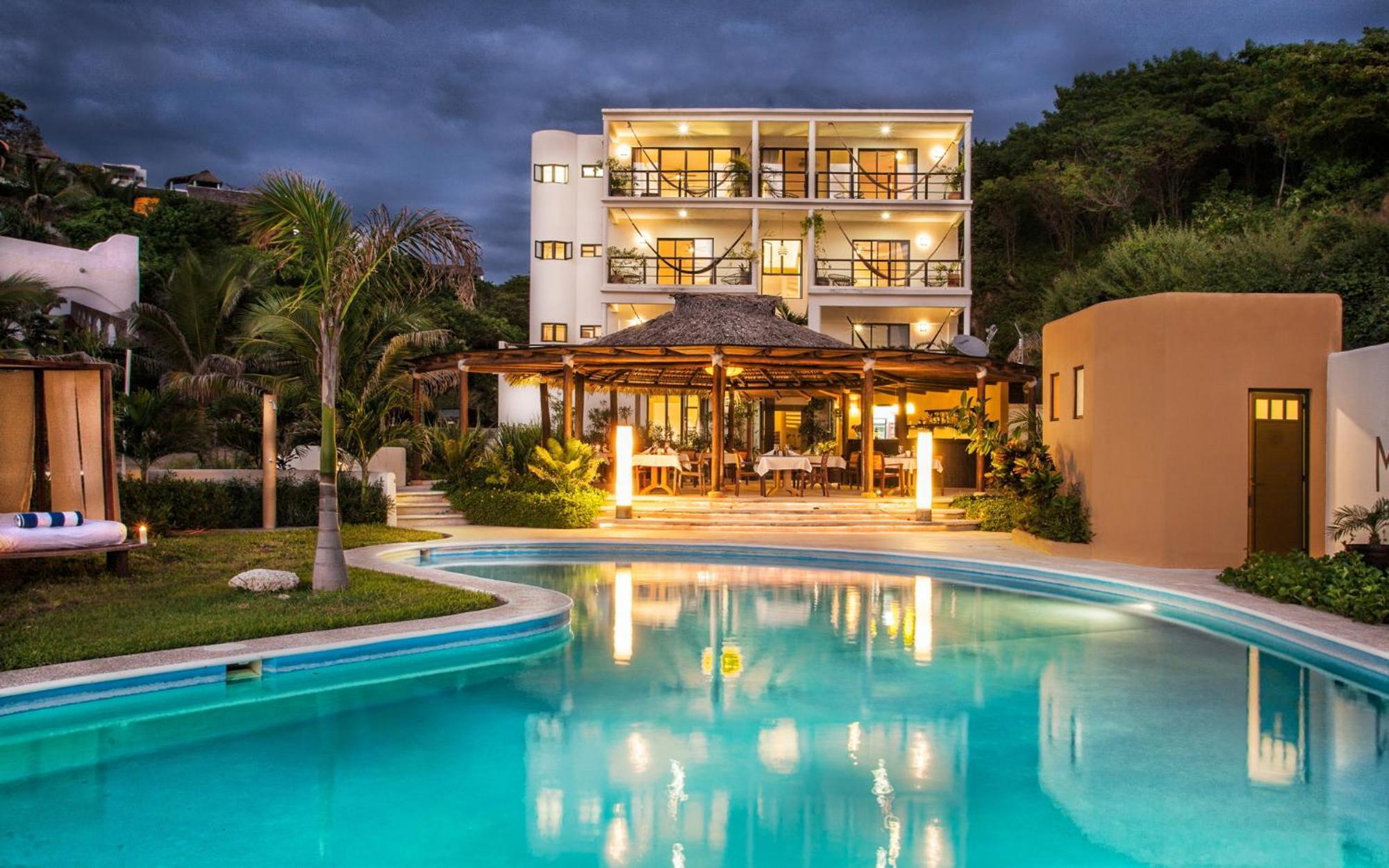 Manta Raya Hotel - Right On The Beach Cuatunalco 외부 사진
