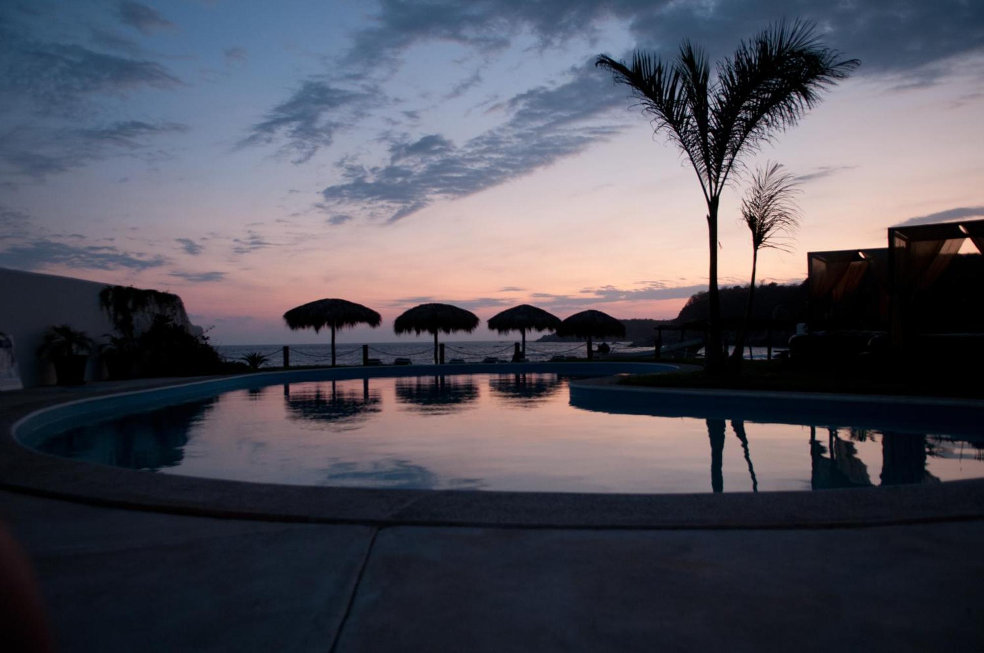 Manta Raya Hotel - Right On The Beach Cuatunalco 외부 사진