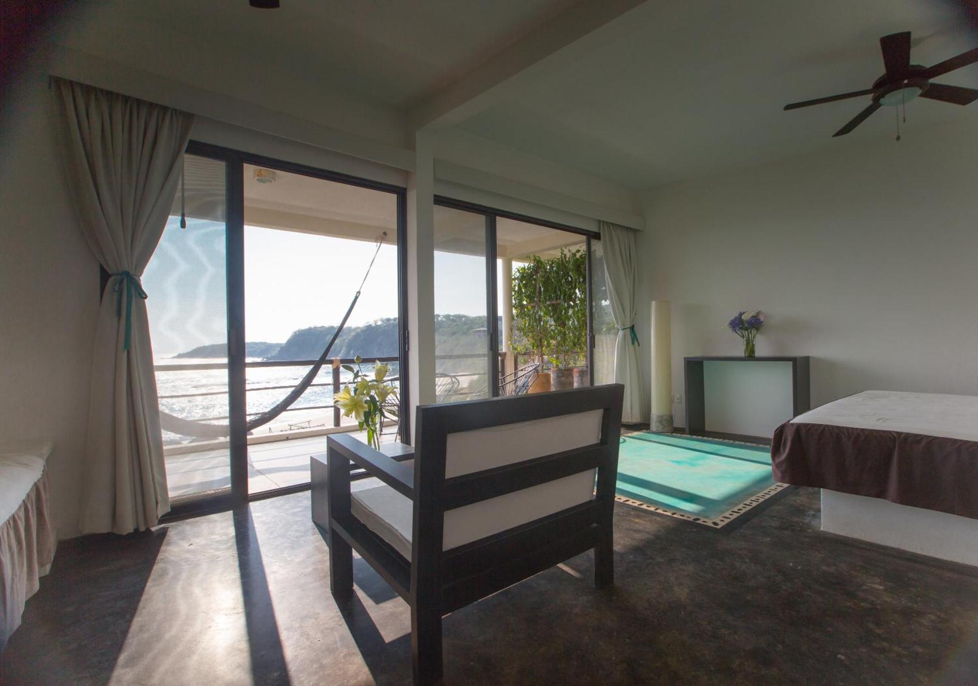 Manta Raya Hotel - Right On The Beach Cuatunalco 객실 사진