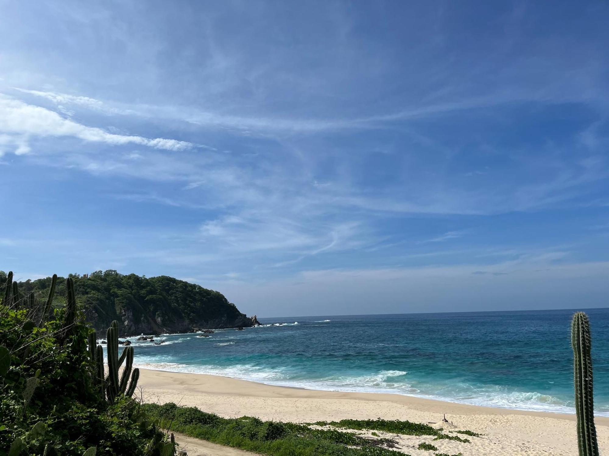 Manta Raya Hotel - Right On The Beach Cuatunalco 외부 사진