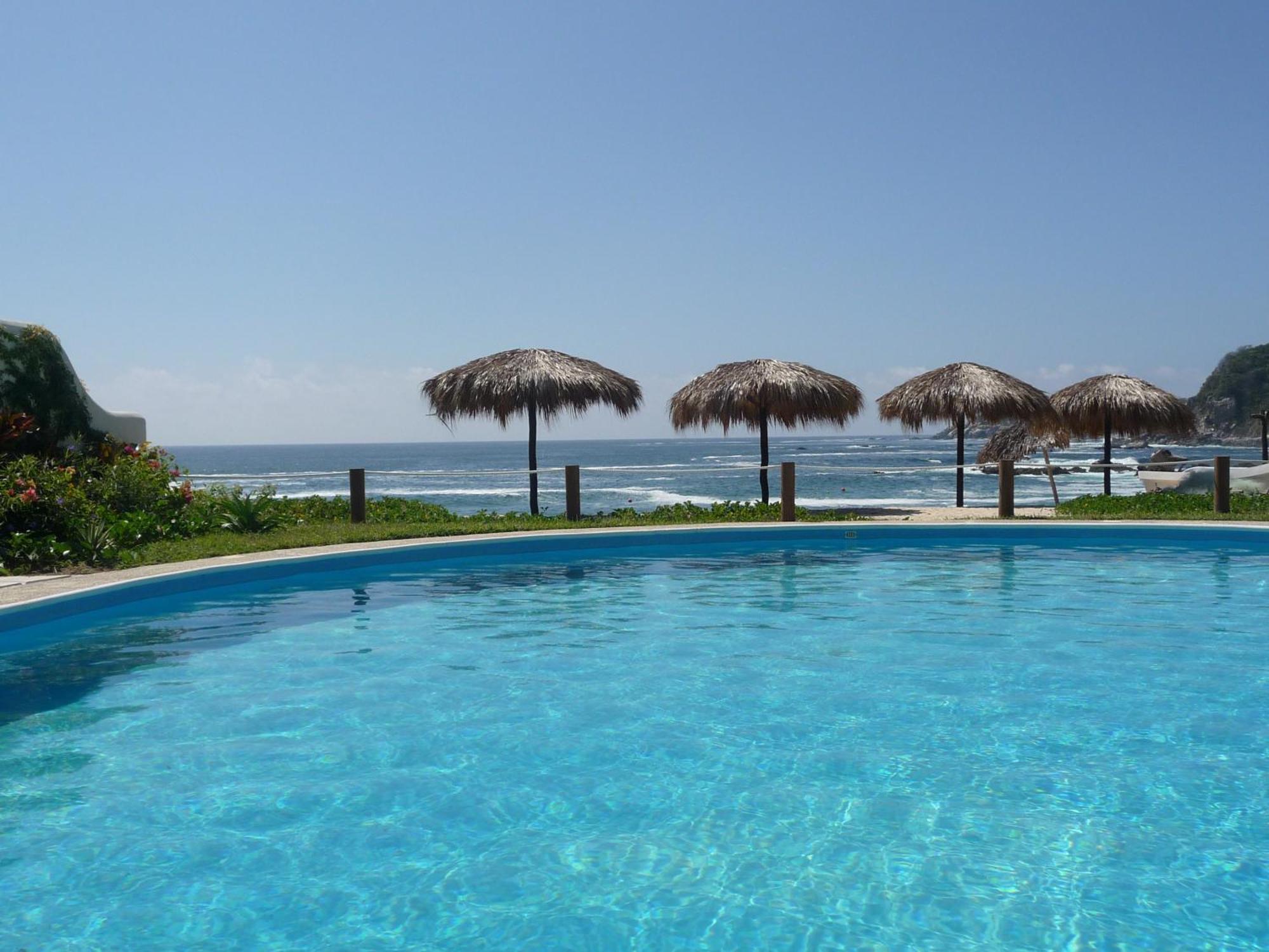 Manta Raya Hotel - Right On The Beach Cuatunalco 외부 사진