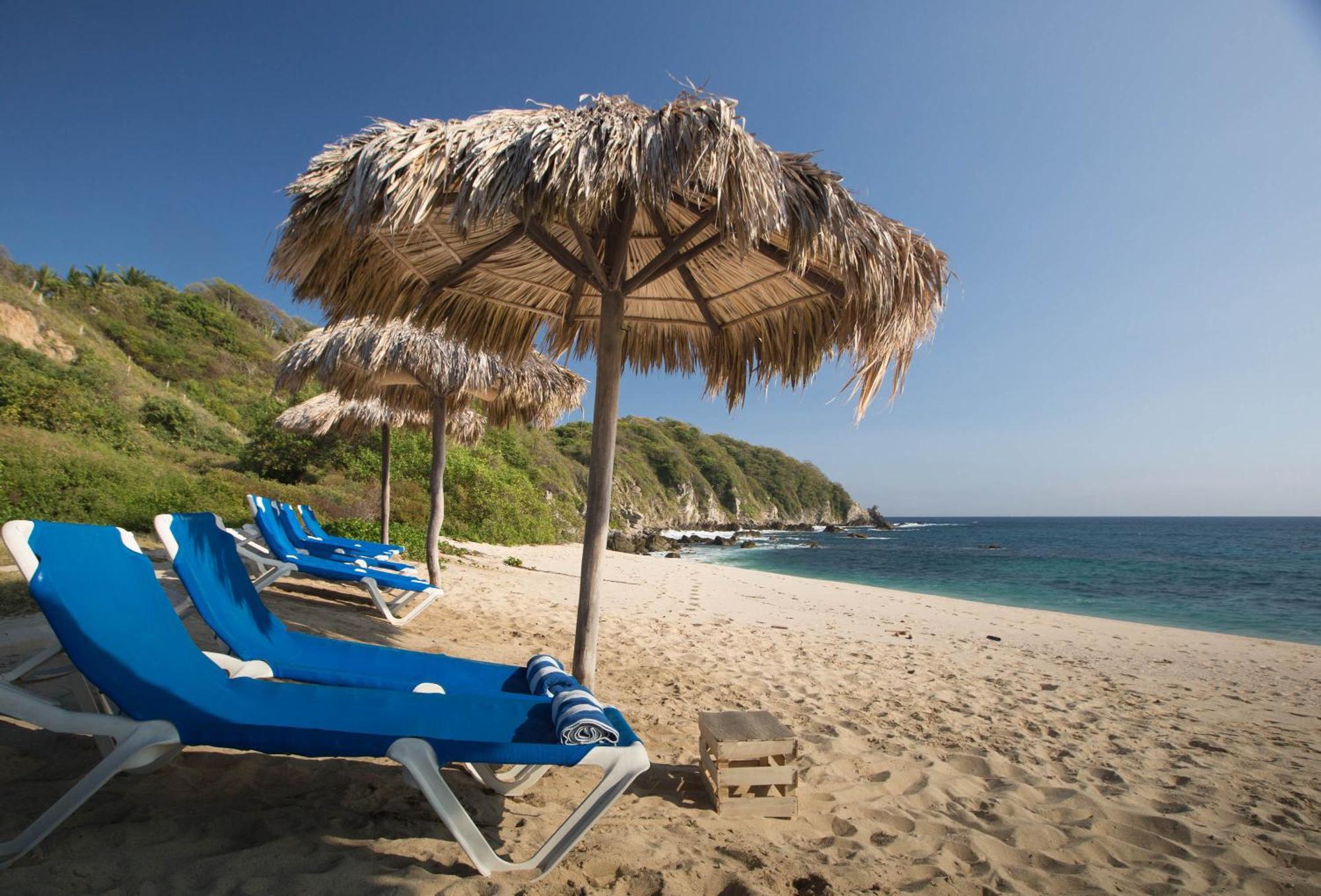 Manta Raya Hotel - Right On The Beach Cuatunalco 외부 사진