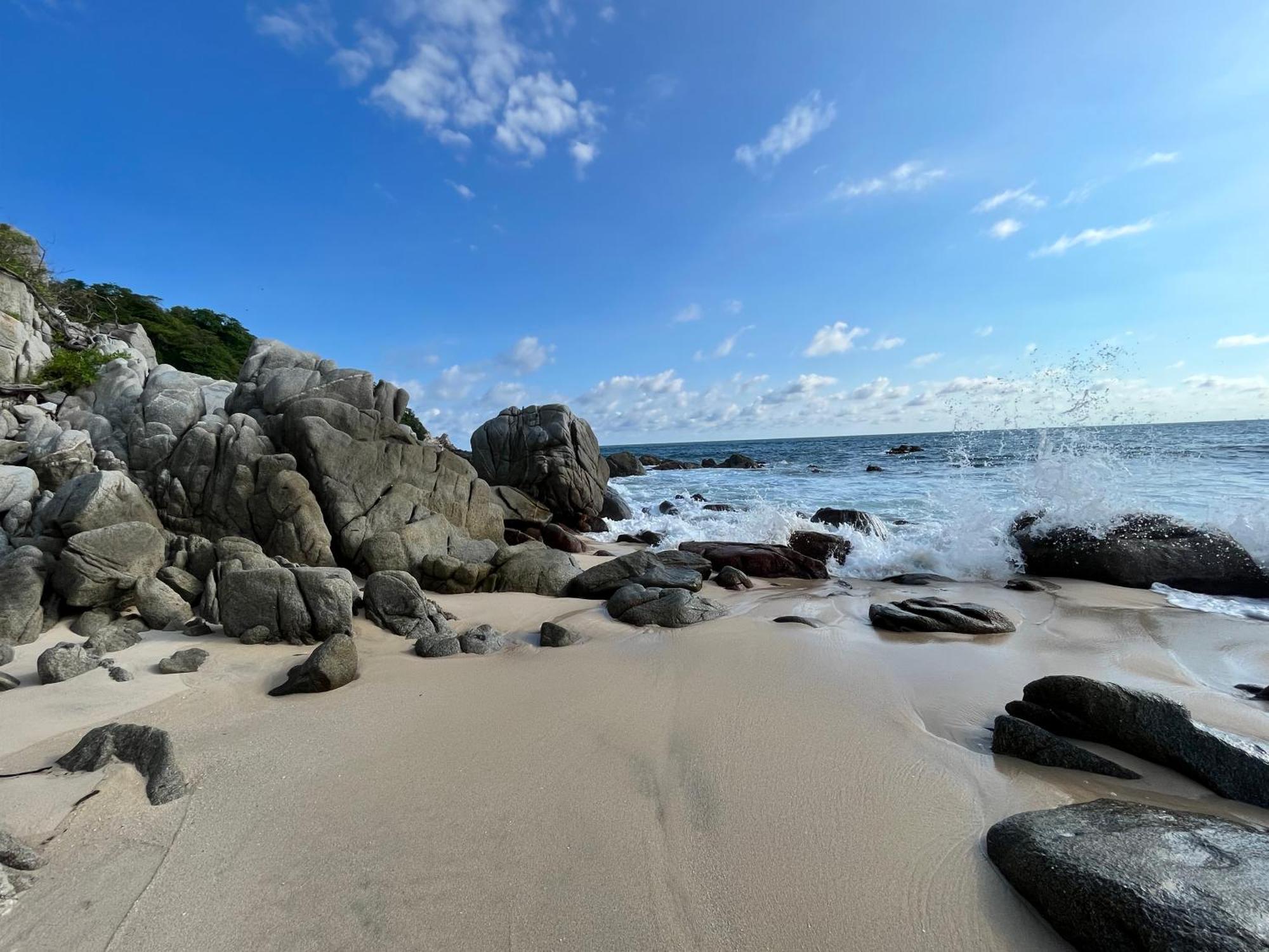 Manta Raya Hotel - Right On The Beach Cuatunalco 외부 사진