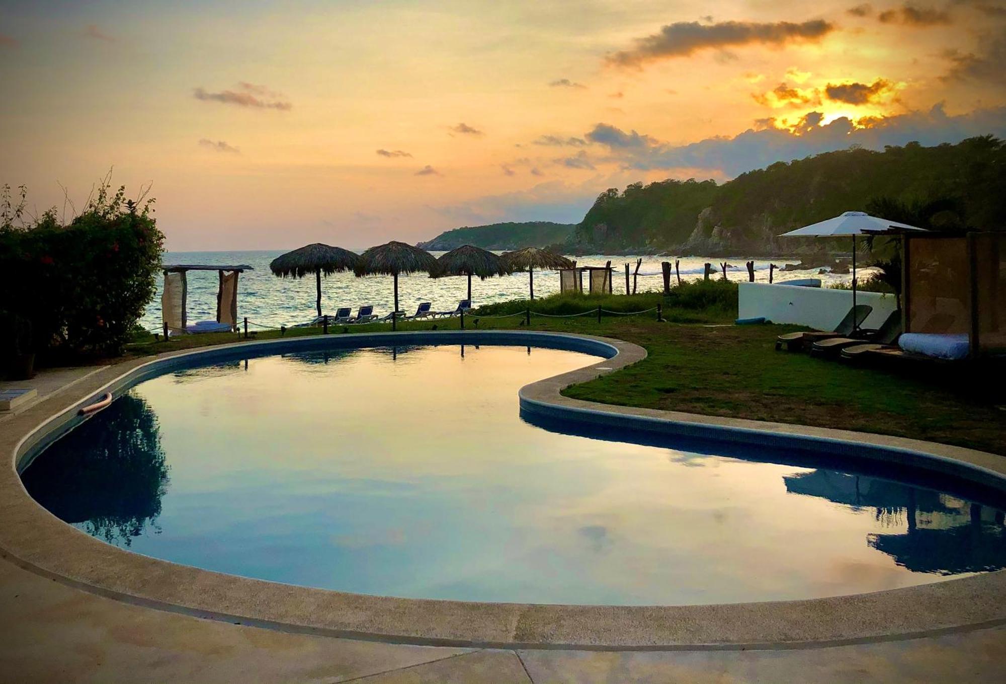 Manta Raya Hotel - Right On The Beach Cuatunalco 외부 사진