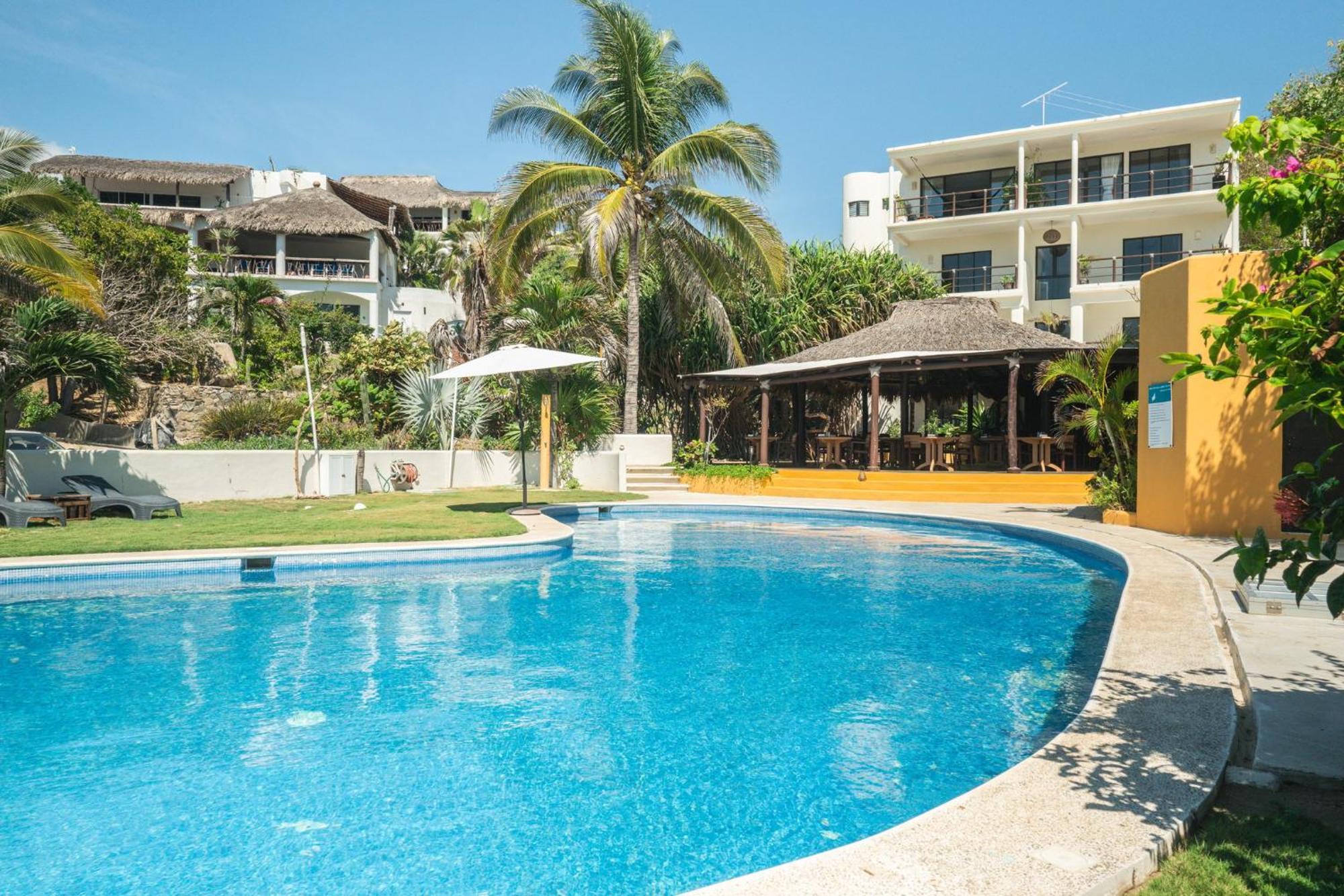 Manta Raya Hotel - Right On The Beach Cuatunalco 외부 사진