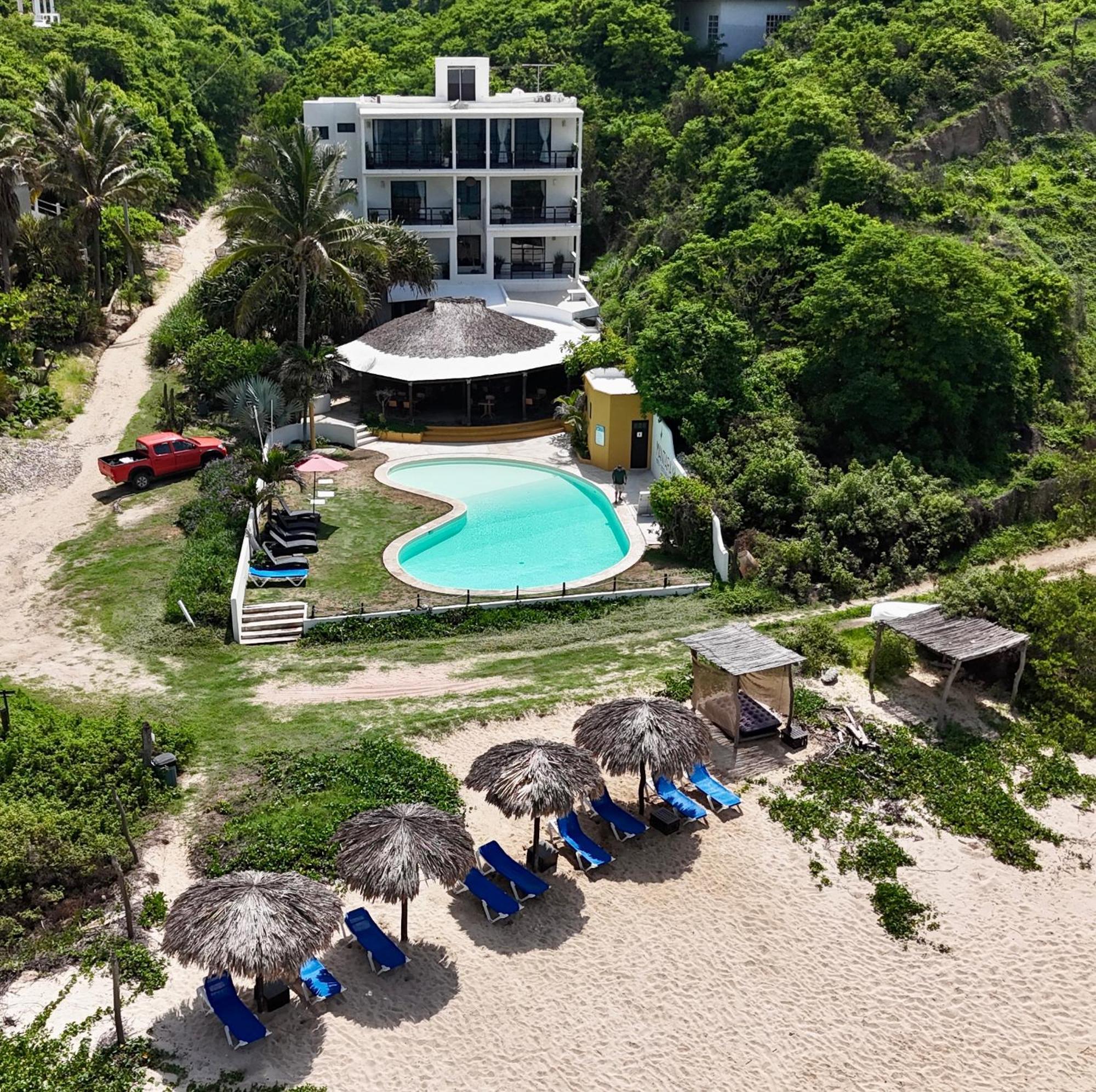 Manta Raya Hotel - Right On The Beach Cuatunalco 외부 사진