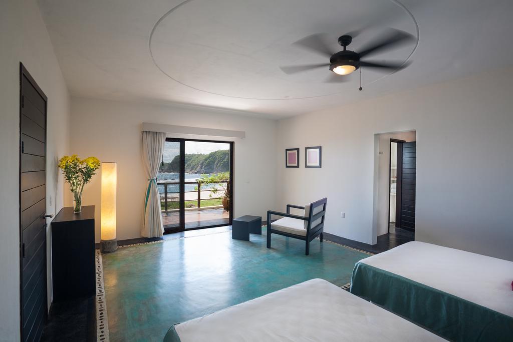Manta Raya Hotel - Right On The Beach Cuatunalco 외부 사진