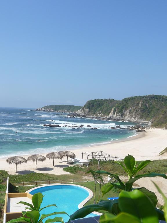 Manta Raya Hotel - Right On The Beach Cuatunalco 외부 사진