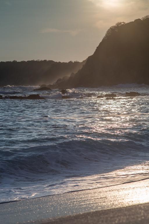 Manta Raya Hotel - Right On The Beach Cuatunalco 외부 사진