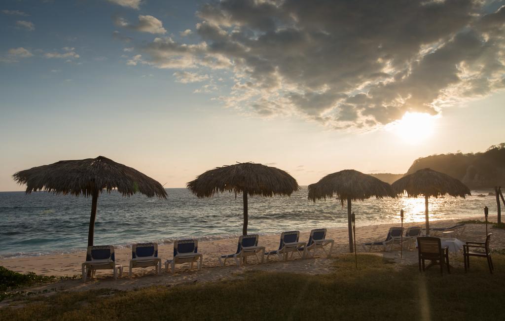 Manta Raya Hotel - Right On The Beach Cuatunalco 외부 사진