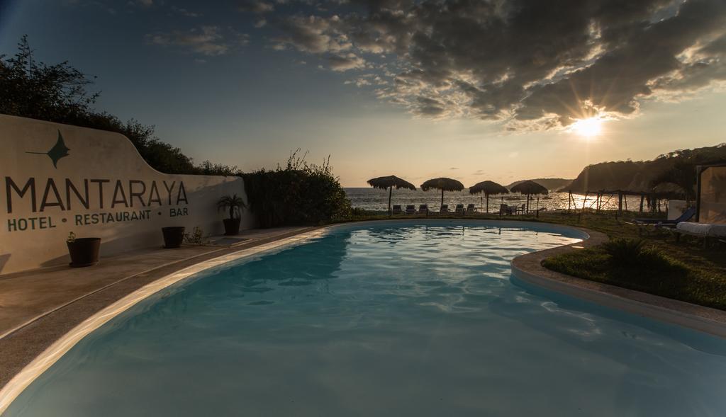 Manta Raya Hotel - Right On The Beach Cuatunalco 외부 사진