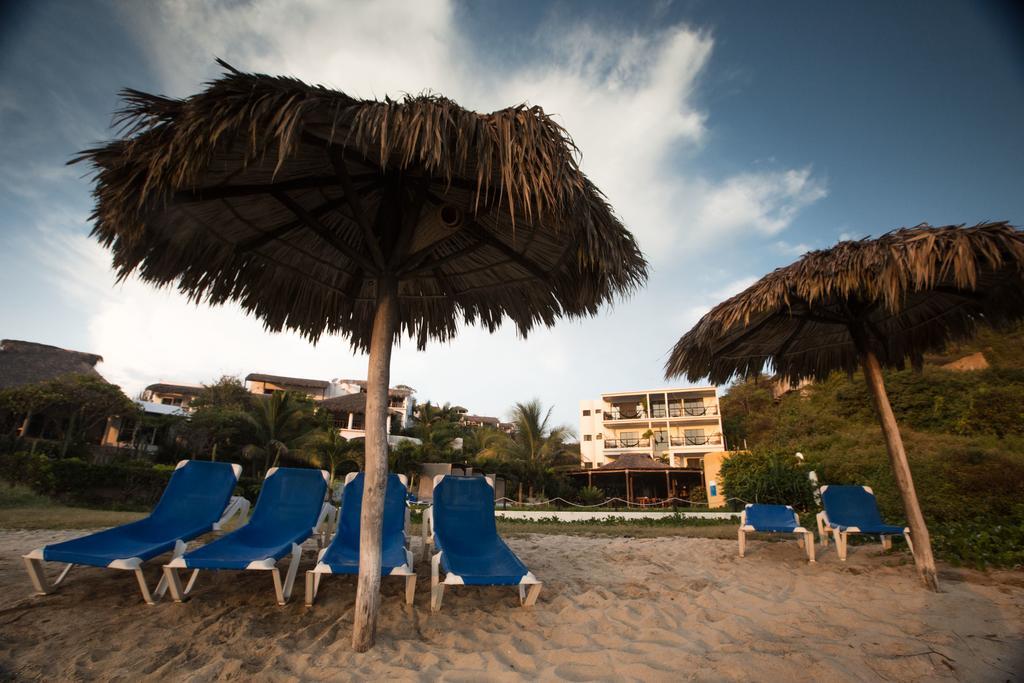 Manta Raya Hotel - Right On The Beach Cuatunalco 외부 사진