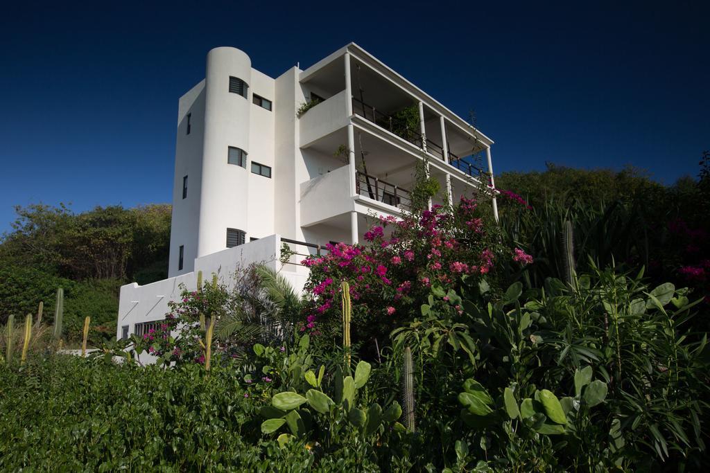 Manta Raya Hotel - Right On The Beach Cuatunalco 외부 사진