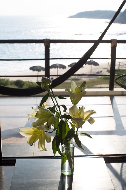 Manta Raya Hotel - Right On The Beach Cuatunalco 외부 사진