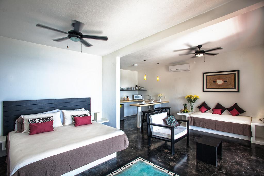 Manta Raya Hotel - Right On The Beach Cuatunalco 외부 사진