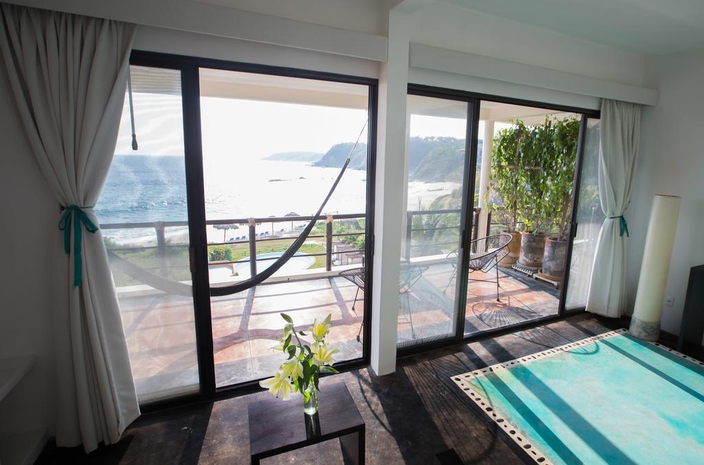 Manta Raya Hotel - Right On The Beach Cuatunalco 외부 사진