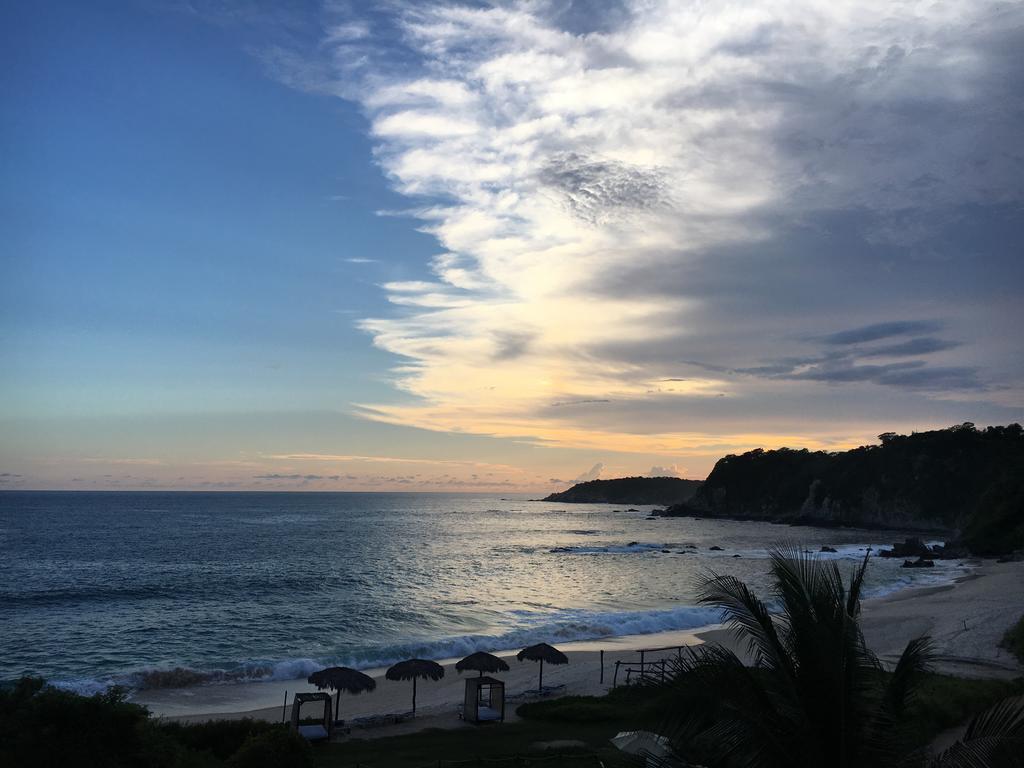 Manta Raya Hotel - Right On The Beach Cuatunalco 외부 사진