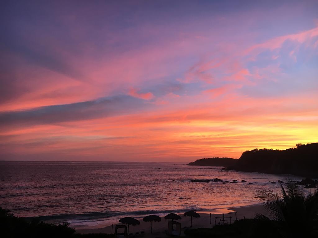 Manta Raya Hotel - Right On The Beach Cuatunalco 외부 사진