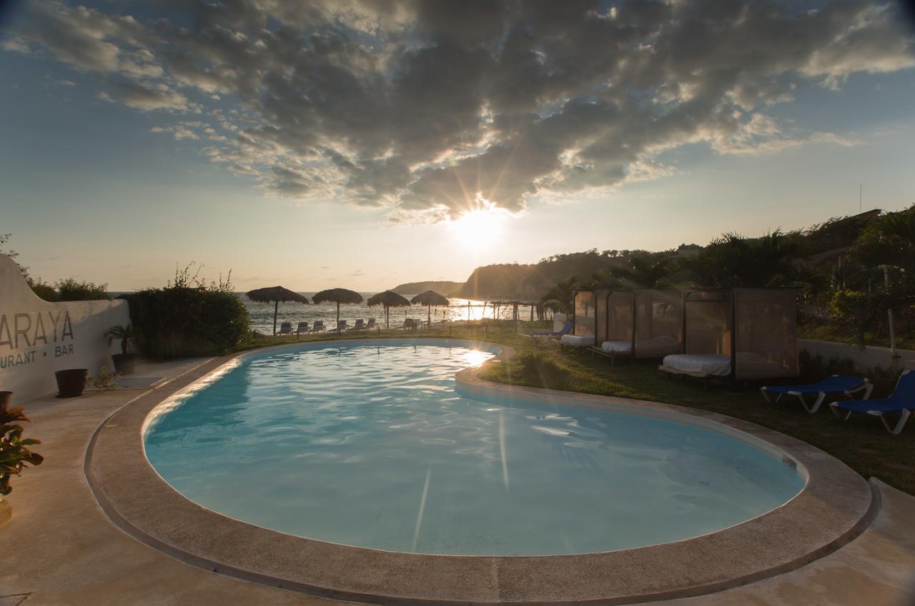 Manta Raya Hotel - Right On The Beach Cuatunalco 외부 사진