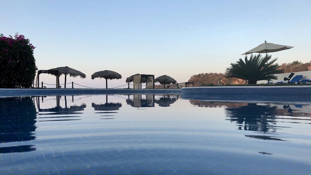 Manta Raya Hotel - Right On The Beach Cuatunalco 외부 사진