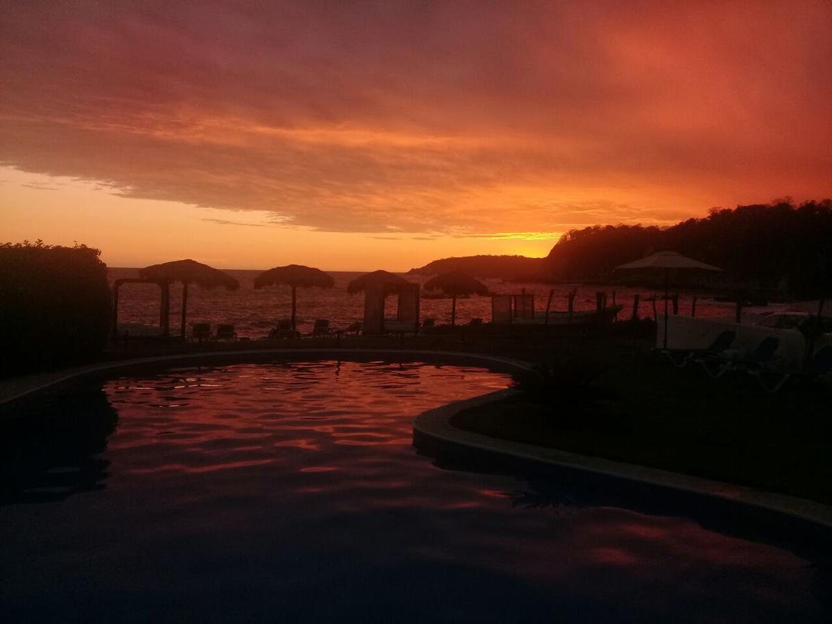 Manta Raya Hotel - Right On The Beach Cuatunalco 외부 사진