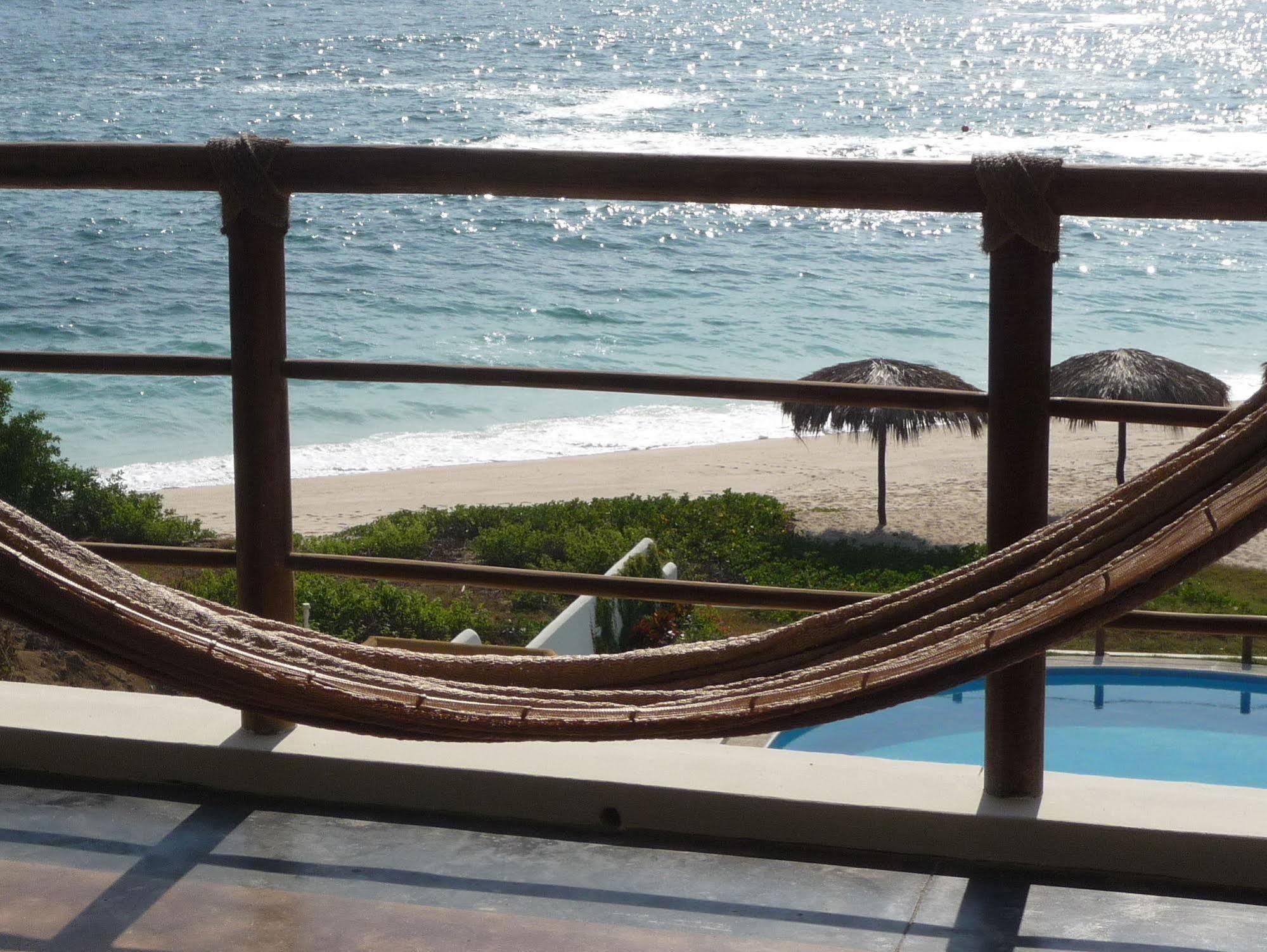 Manta Raya Hotel - Right On The Beach Cuatunalco 외부 사진