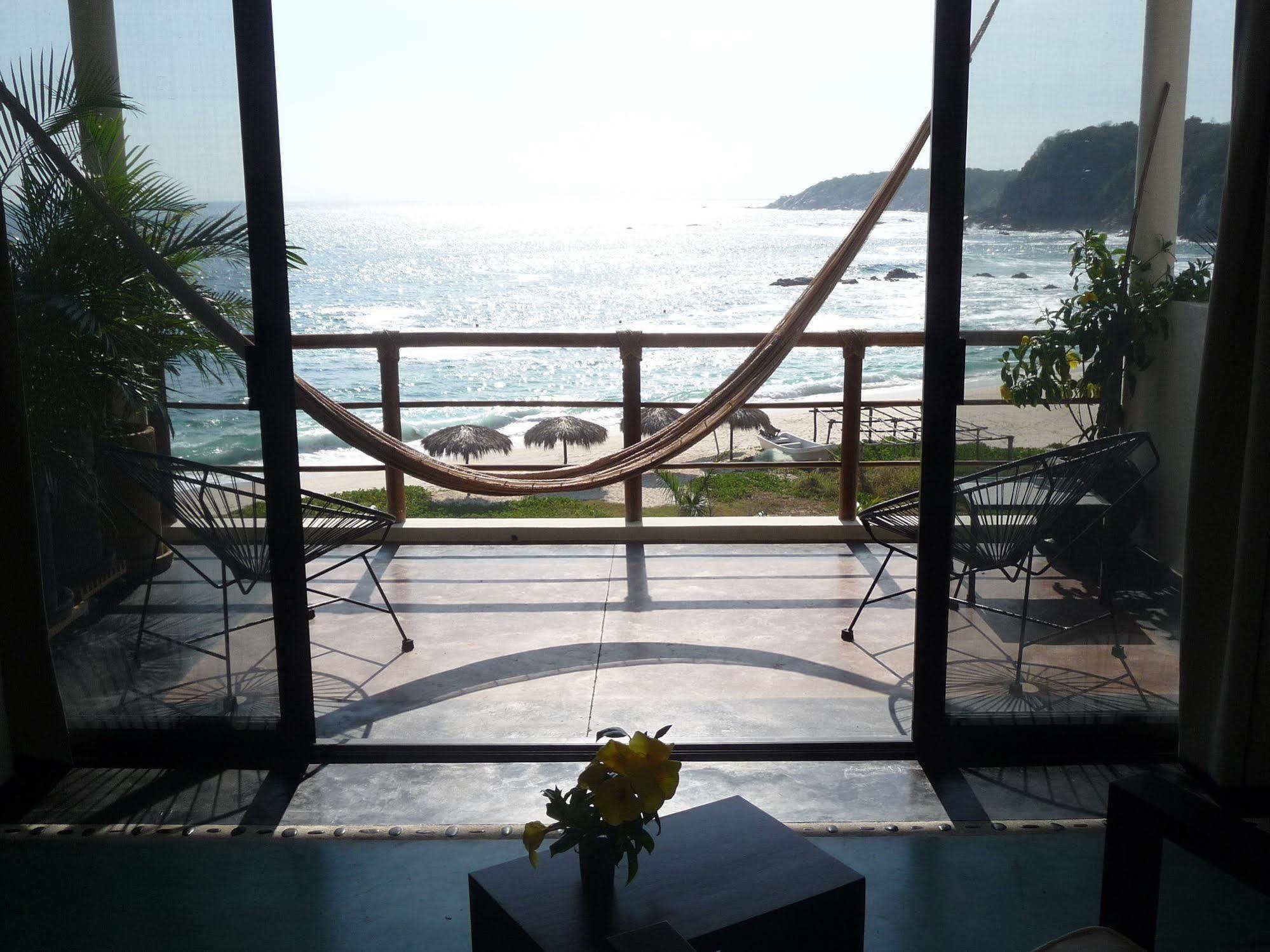 Manta Raya Hotel - Right On The Beach Cuatunalco 외부 사진
