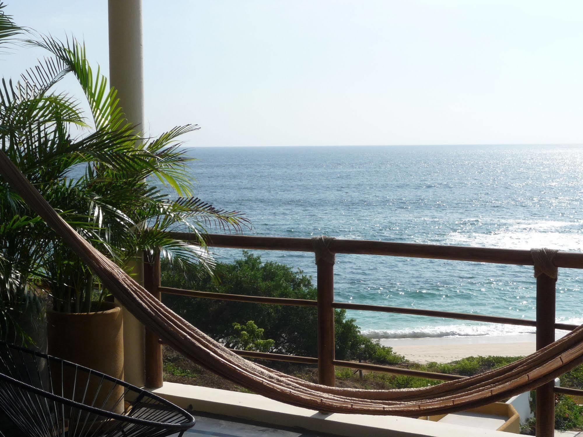 Manta Raya Hotel - Right On The Beach Cuatunalco 외부 사진