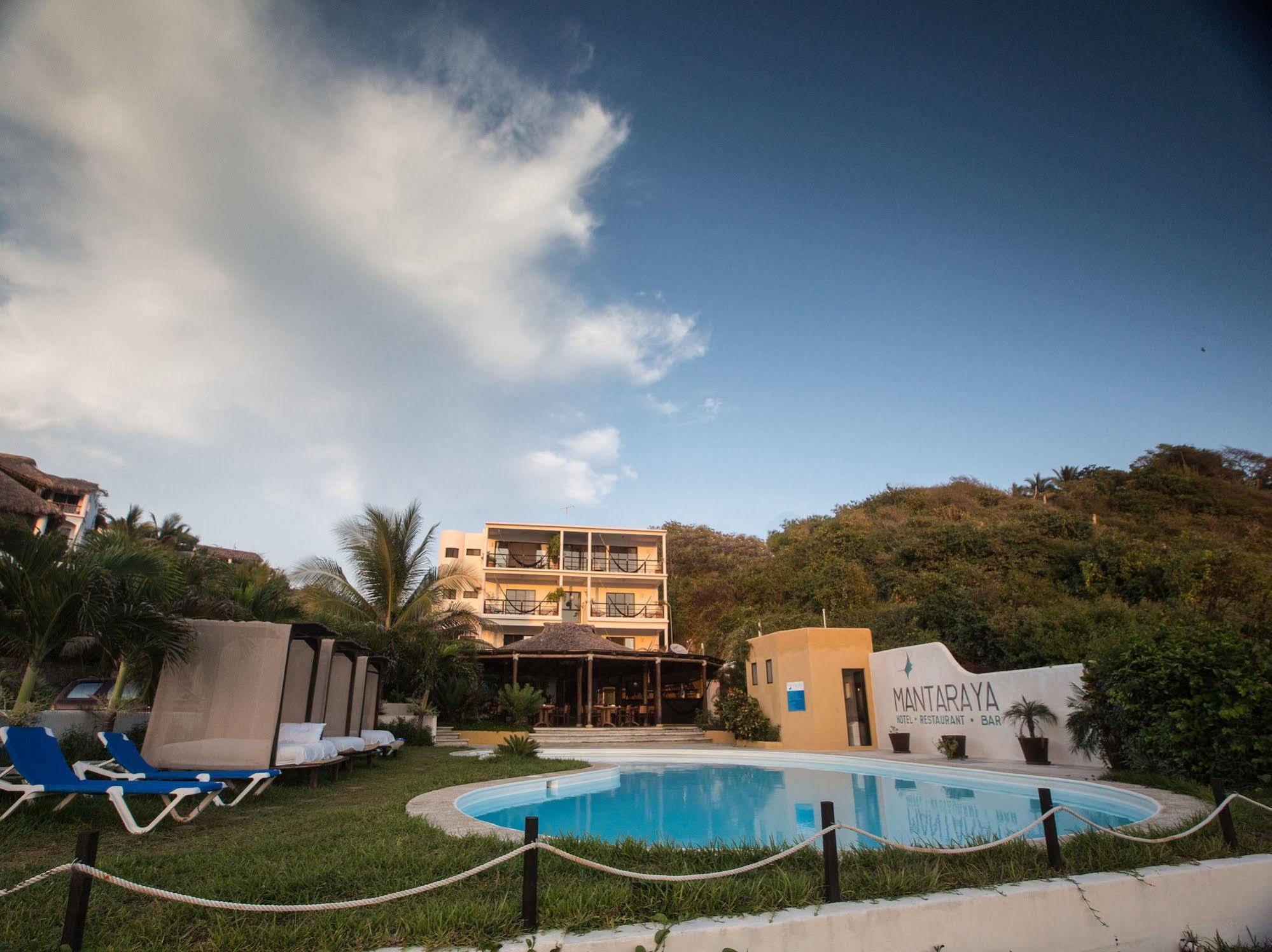 Manta Raya Hotel - Right On The Beach Cuatunalco 외부 사진