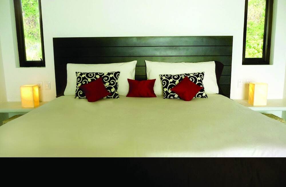 Manta Raya Hotel - Right On The Beach Cuatunalco 외부 사진